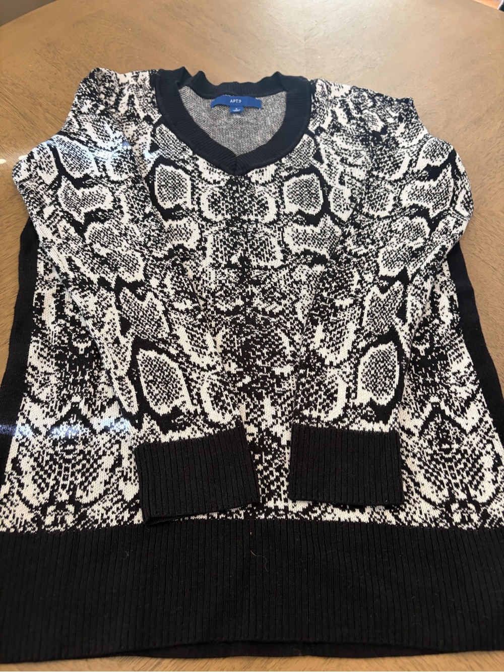 Apt. 9 Black & White Patterned woman’s Sweater